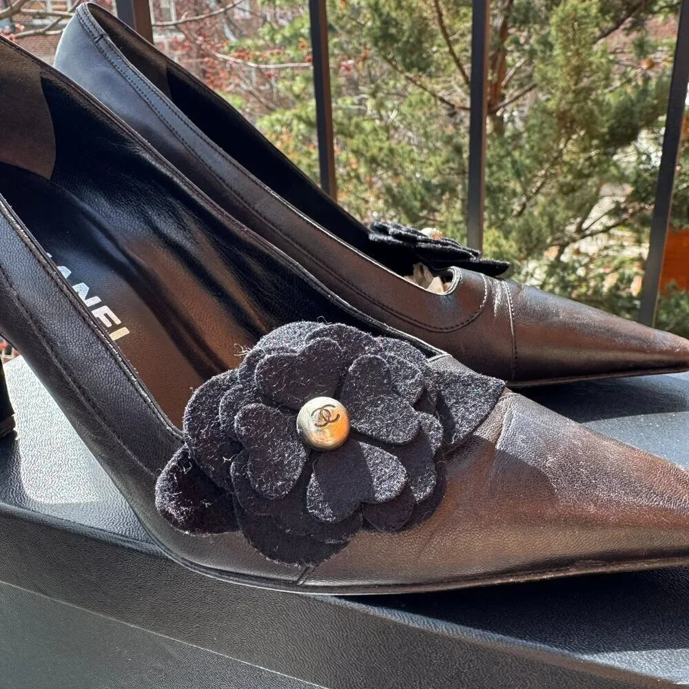 Vintage Chanel Classic Pump Black Camellia Flower Pointed Toe Heels Black 7